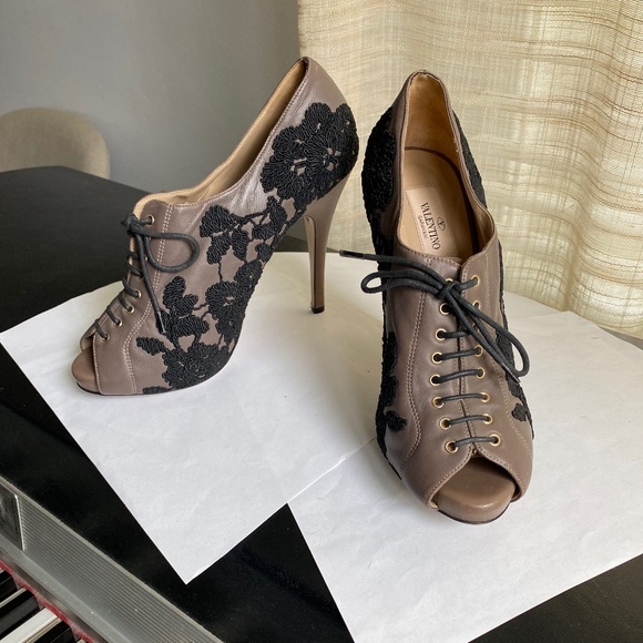 Valentino Garavani tan leather heels pumps open toe laced black embroidered 37-7